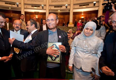 22 novembre 2011 : Moncef Marzouki pour la Première réunion de l'assemblée constituante élue le 23 octobre avce en 1ère séance la présence des 217 députés élus, les membres du gouvernement de Beji CaÎd Essebsi sortant et le Président la République sortant M. Foued Mbazaa. 