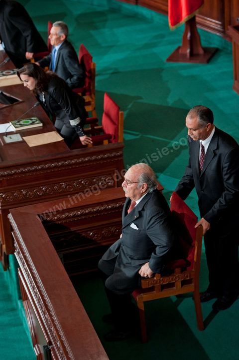 22 novembre 2011 : Le président sortant M. Foued Mbazaa pour la Première réunion de l'assemblée constituante élue le 23 octobre avce en 1ère séance la présence des 217 députés élus, les membres du gouvernement de Beji CaÎd Essebsi sortant et le Président la République sortant M. Foued Mbazaa. 