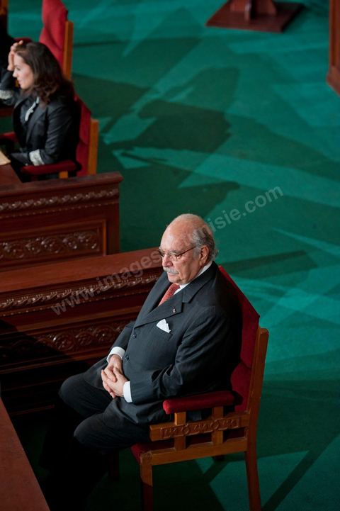22 novembre 2011 : Le président sortant M. Foued Mbazaa pour la Première réunion de l'assemblée constituante élue le 23 octobre avce en 1ère séance la présence des 217 députés élus, les membres du gouvernement de Beji CaÎd Essebsi sortant et le Président la République sortant M. Foued Mbazaa. 