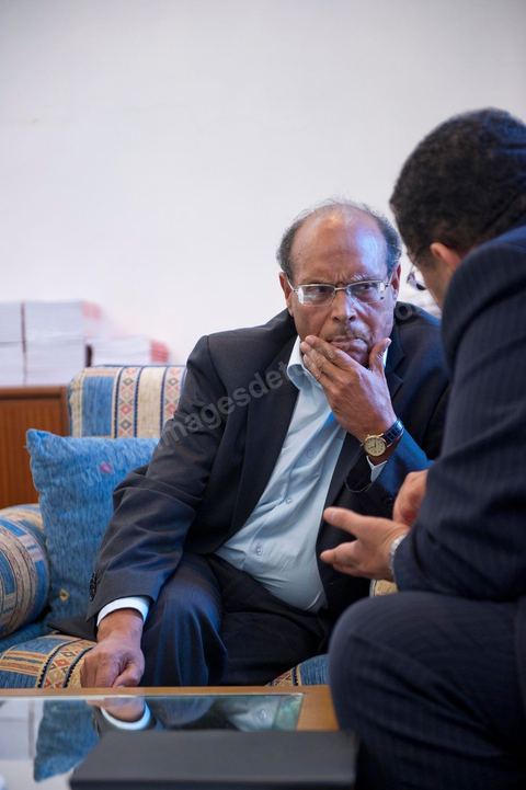 November 30, 2011: A day in Moncef Marzouki’s office at the National Assembly during the final crisis negotiations with Ennahdha to form a coalition government. The points of contention centered on the Assembly’s rules of procedure, as well as the roadmap and the “mini-constitution” intended to govern the functioning of the state during this transitional year. Moncef Marzouki, presented as President of the Republic, rejected Ennahdha’s proposals: “I will never accept a figurehead presidency. I will opt for a presidency with real powers within the framework of a system that will grant the three presidencies the role they deserve in managing the delicate phase the country is entering,” stated Moncef Marzouki, Secretary-General of the Congress for the Republic (CPR), Moncef Marzouki, stated on Wednesday on the party’s official Facebook page.