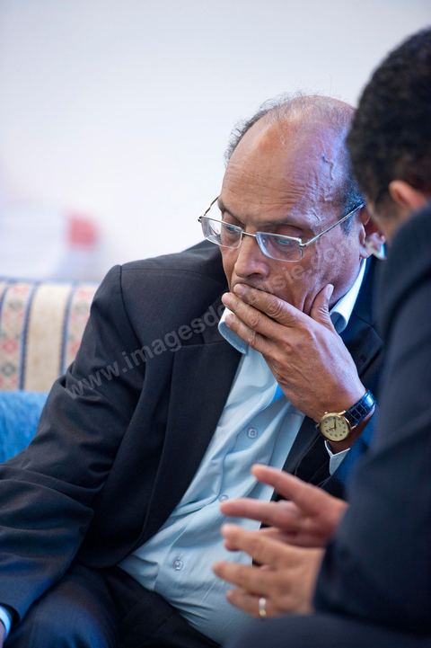 November 30, 2011: A day in Moncef Marzouki’s office at the National Assembly during the final crisis negotiations with Ennahdha to form a coalition government. The points of contention centered on the Assembly’s rules of procedure, as well as the roadmap and the “mini-constitution” intended to govern the functioning of the state during this transitional year. Moncef Marzouki, presented as President of the Republic, rejected Ennahdha’s proposals: “I will never accept a figurehead presidency. I will opt for a presidency with real powers within the framework of a system that will grant the three presidencies the role they deserve in managing the delicate phase the country is entering,” stated Moncef Marzouki, Secretary-General of the Congress for the Republic (CPR), Moncef Marzouki, stated on Wednesday on the party’s official Facebook page.