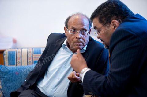 November 30, 2011: A day in Moncef Marzouki’s office at the National Assembly during the final crisis negotiations with Ennahdha to form a coalition government. The points of contention centered on the Assembly’s rules of procedure, as well as the roadmap and the “mini-constitution” intended to govern the functioning of the state during this transitional year. Moncef Marzouki, presented as President of the Republic, rejected Ennahdha’s proposals: “I will never accept a figurehead presidency. I will opt for a presidency with real powers within the framework of a system that will grant the three presidencies the role they deserve in managing the delicate phase the country is entering,” stated Moncef Marzouki, Secretary-General of the Congress for the Republic (CPR), Moncef Marzouki, stated on Wednesday on the party’s official Facebook page.