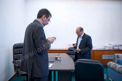 November 30, 2011: Moncef Marzouki with his staff and members of the CPR party. A day in Moncef Marzouki’s office at the National Assembly during the final crisis negotiations with Ennahdha to form the coalition government. Points of contention centered on the Assembly’s rules of procedure, the roadmap, and the mini-constitution to govern the functioning of the state during this transitional year. Moncef Marzouki, presented as President of the Republic, rejects Ennahdha’s proposals: “I will never accept a figurehead presidency. I will opt for a presidency with real powers within the framework of a system that will grant the three presidencies the role they deserve in managing the delicate phase the country is entering,” stated Moncef Marzouki, Secretary-General of the Congress for the Republic (CPR), Moncef Marzouki, stated on Wednesday on the party’s official Facebook page.