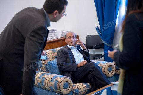 November 30, 2011: Moncef Marzouki with his staff and members of the CPR party. A day in Moncef Marzouki’s office at the National Assembly during the final crisis negotiations with Ennahdha to form the coalition government. Points of contention centered on the Assembly’s rules of procedure, the roadmap, and the mini-constitution to govern the functioning of the state during this transitional year. Moncef Marzouki, presented as President of the Republic, rejects Ennahdha’s proposals: “I will never accept a figurehead presidency. I will opt for a presidency with real powers within the framework of a system that will grant the three presidencies the role they deserve in managing the delicate phase the country is entering,” stated Moncef Marzouki, Secretary-General of the Congress for the Republic (CPR), Moncef Marzouki, stated on Wednesday on the party’s official Facebook page.