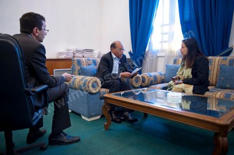 November 30, 2011: Moncef Marzouki with his staff and members of the CPR party. A day in Moncef Marzouki’s office at the National Assembly during the final crisis negotiations with Ennahdha to form the coalition government. Points of contention centered on the Assembly’s rules of procedure, the roadmap, and the mini-constitution to govern the functioning of the state during this transitional year. Moncef Marzouki, presented as President of the Republic, rejects Ennahdha’s proposals: “I will never accept a figurehead presidency. I will opt for a presidency with real powers within the framework of a system that will grant the three presidencies the role they deserve in managing the delicate phase the country is entering,” stated Moncef Marzouki, Secretary-General of the Congress for the Republic (CPR), Moncef Marzouki, stated on Wednesday on the party’s official Facebook page.