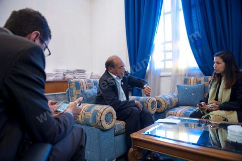 November 30, 2011: Moncef Marzouki with his staff and members of the CPR party. A day in Moncef Marzouki’s office at the National Assembly during the final crisis negotiations with Ennahdha to form the coalition government. Points of contention centered on the Assembly’s rules of procedure, the roadmap, and the mini-constitution to govern the functioning of the state during this transitional year. Moncef Marzouki, presented as President of the Republic, rejects Ennahdha’s proposals: “I will never accept a figurehead presidency. I will opt for a presidency with real powers within the framework of a system that will grant the three presidencies the role they deserve in managing the delicate phase the country is entering,” stated Moncef Marzouki, Secretary-General of the Congress for the Republic (CPR), Moncef Marzouki, stated on Wednesday on the party’s official Facebook page.