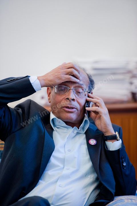 November 30, 2011: A day in Moncef Marzouki’s office at the National Assembly during the final crisis negotiations with Ennahdha to form a coalition government. The points of contention centered on the Assembly’s rules of procedure, as well as the roadmap and the “mini-constitution” intended to govern the functioning of the state during this transitional year. Moncef Marzouki, presented as President of the Republic, rejected Ennahdha’s proposals: “I will never accept a figurehead presidency. I will opt for a presidency with real powers within the framework of a system that will grant the three presidencies the role they deserve in managing the delicate phase the country is entering,” stated Moncef Marzouki, Secretary-General of the Congress for the Republic (CPR), Moncef Marzouki, stated on Wednesday on the party’s official Facebook page.