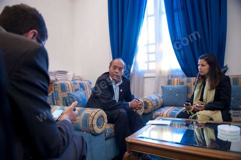 November 30, 2011: Moncef Marzouki with his staff and members of the CPR party. A day in Moncef Marzouki’s office at the National Assembly during the final crisis negotiations with Ennahdha to form the coalition government. Points of contention centered on the Assembly’s rules of procedure, the roadmap, and the mini-constitution to govern the functioning of the state during this transitional year. Moncef Marzouki, presented as President of the Republic, rejects Ennahdha’s proposals: “I will never accept a figurehead presidency. I will opt for a presidency with real powers within the framework of a system that will grant the three presidencies the role they deserve in managing the delicate phase the country is entering,” stated Moncef Marzouki, Secretary-General of the Congress for the Republic (CPR), Moncef Marzouki, stated on Wednesday on the party’s official Facebook page.