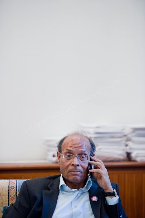 November 30, 2011: A day in Moncef Marzouki’s office at the National Assembly during the final crisis negotiations with Ennahdha to form a coalition government. The points of contention centered on the Assembly’s rules of procedure, as well as the roadmap and the “mini-constitution” intended to govern the functioning of the state during this transitional year. Moncef Marzouki, presented as President of the Republic, rejected Ennahdha’s proposals: “I will never accept a figurehead presidency. I will opt for a presidency with real powers within the framework of a system that will grant the three presidencies the role they deserve in managing the delicate phase the country is entering,” stated Moncef Marzouki, Secretary-General of the Congress for the Republic (CPR), Moncef Marzouki, stated on Wednesday on the party’s official Facebook page.