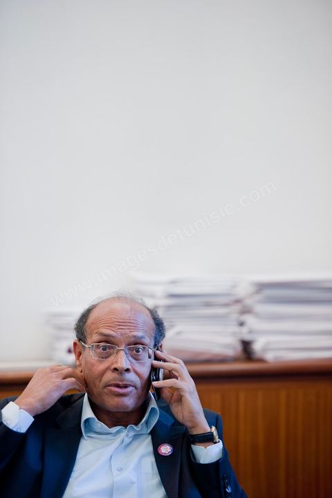 November 30, 2011: A day in Moncef Marzouki’s office at the National Assembly during the final crisis negotiations with Ennahdha to form a coalition government. The points of contention centered on the Assembly’s rules of procedure, as well as the roadmap and the “mini-constitution” intended to govern the functioning of the state during this transitional year. Moncef Marzouki, presented as President of the Republic, rejected Ennahdha’s proposals: “I will never accept a figurehead presidency. I will opt for a presidency with real powers within the framework of a system that will grant the three presidencies the role they deserve in managing the delicate phase the country is entering,” stated Moncef Marzouki, Secretary-General of the Congress for the Republic (CPR), Moncef Marzouki, stated on Wednesday on the party’s official Facebook page.