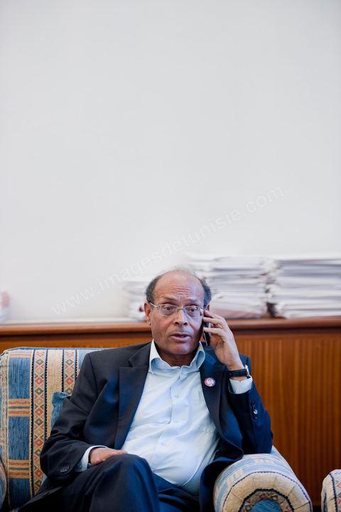 November 30, 2011: A day in Moncef Marzouki’s office at the National Assembly during the final crisis negotiations with Ennahdha to form a coalition government. The points of contention centered on the Assembly’s rules of procedure, as well as the roadmap and the “mini-constitution” intended to govern the functioning of the state during this transitional year. Moncef Marzouki, presented as President of the Republic, rejected Ennahdha’s proposals: “I will never accept a figurehead presidency. I will opt for a presidency with real powers within the framework of a system that will grant the three presidencies the role they deserve in managing the delicate phase the country is entering,” stated Moncef Marzouki, Secretary-General of the Congress for the Republic (CPR), Moncef Marzouki, stated on Wednesday on the party’s official Facebook page.