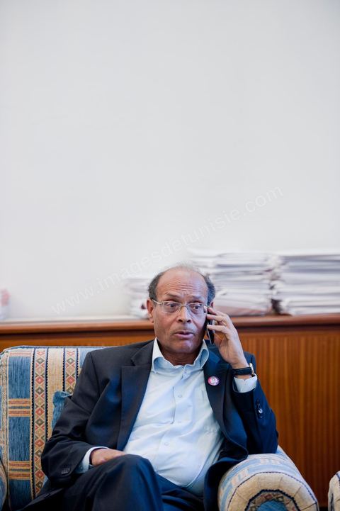 November 30, 2011: A day in Moncef Marzouki’s office at the National Assembly during the final crisis negotiations with Ennahdha to form a coalition government. The points of contention centered on the Assembly’s rules of procedure, as well as the roadmap and the “mini-constitution” intended to govern the functioning of the state during this transitional year. Moncef Marzouki, presented as President of the Republic, rejected Ennahdha’s proposals: “I will never accept a figurehead presidency. I will opt for a presidency with real powers within the framework of a system that will grant the three presidencies the role they deserve in managing the delicate phase the country is entering,” stated Moncef Marzouki, Secretary-General of the Congress for the Republic (CPR), Moncef Marzouki, stated on Wednesday on the party’s official Facebook page.