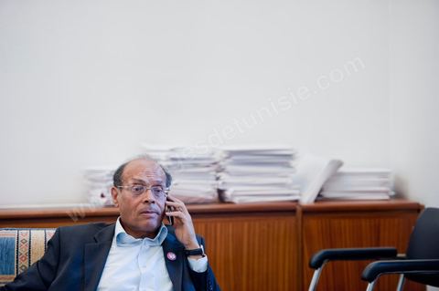 November 30, 2011: A day in Moncef Marzouki’s office at the National Assembly during the final crisis negotiations with Ennahdha to form a coalition government. The points of contention centered on the Assembly’s rules of procedure, as well as the roadmap and the “mini-constitution” intended to govern the functioning of the state during this transitional year. Moncef Marzouki, presented as President of the Republic, rejected Ennahdha’s proposals: “I will never accept a figurehead presidency. I will opt for a presidency with real powers within the framework of a system that will grant the three presidencies the role they deserve in managing the delicate phase the country is entering,” stated Moncef Marzouki, Secretary-General of the Congress for the Republic (CPR), Moncef Marzouki, stated on Wednesday on the party’s official Facebook page.