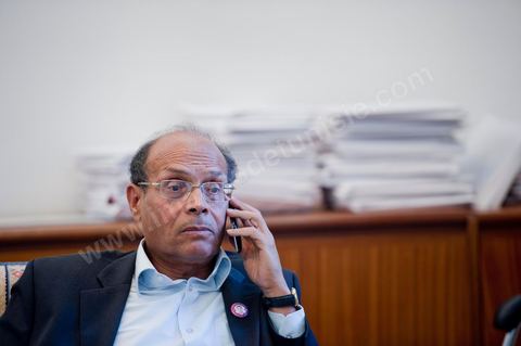 November 30, 2011: A day in Moncef Marzouki’s office at the National Assembly during the final crisis negotiations with Ennahdha to form a coalition government. The points of contention centered on the Assembly’s rules of procedure, as well as the roadmap and the “mini-constitution” intended to govern the functioning of the state during this transitional year. Moncef Marzouki, presented as President of the Republic, rejected Ennahdha’s proposals: “I will never accept a figurehead presidency. I will opt for a presidency with real powers within the framework of a system that will grant the three presidencies the role they deserve in managing the delicate phase the country is entering,” stated Moncef Marzouki, Secretary-General of the Congress for the Republic (CPR), Moncef Marzouki, stated on Wednesday on the party’s official Facebook page.