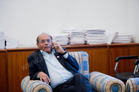 November 30, 2011: A day in Moncef Marzouki’s office at the National Assembly during the final crisis negotiations with Ennahdha to form a coalition government. The points of contention centered on the Assembly’s rules of procedure, as well as the roadmap and the “mini-constitution” intended to govern the functioning of the state during this transitional year. Moncef Marzouki, presented as President of the Republic, rejected Ennahdha’s proposals: “I will never accept a figurehead presidency. I will opt for a presidency with real powers within the framework of a system that will grant the three presidencies the role they deserve in managing the delicate phase the country is entering,” stated Moncef Marzouki, Secretary-General of the Congress for the Republic (CPR), Moncef Marzouki, stated on Wednesday on the party’s official Facebook page.