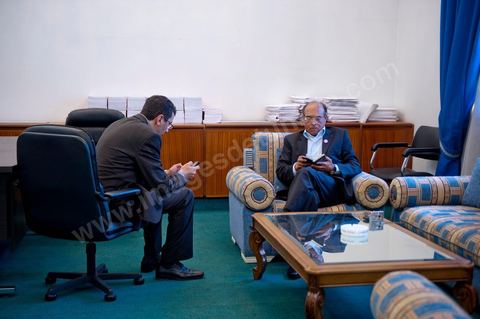 November 30, 2011: Moncef Marzouki with his staff and members of the CPR party. A day in Moncef Marzouki’s office at the National Assembly during the final crisis negotiations with Ennahdha to form the coalition government. Points of contention centered on the Assembly’s rules of procedure, the roadmap, and the mini-constitution to govern the functioning of the state during this transitional year. Moncef Marzouki, presented as President of the Republic, rejects Ennahdha’s proposals: “I will never accept a figurehead presidency. I will opt for a presidency with real powers within the framework of a system that will grant the three presidencies the role they deserve in managing the delicate phase the country is entering,” stated Moncef Marzouki, Secretary-General of the Congress for the Republic (CPR), Moncef Marzouki, stated on Wednesday on the party’s official Facebook page.