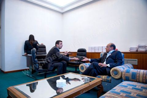 November 30, 2011: Moncef Marzouki with his staff and members of the CPR party. A day in Moncef Marzouki’s office at the National Assembly during the final crisis negotiations with Ennahdha to form the coalition government. Points of contention centered on the Assembly’s rules of procedure, the roadmap, and the mini-constitution to govern the functioning of the state during this transitional year. Moncef Marzouki, presented as President of the Republic, rejects Ennahdha’s proposals: “I will never accept a figurehead presidency. I will opt for a presidency with real powers within the framework of a system that will grant the three presidencies the role they deserve in managing the delicate phase the country is entering,” stated Moncef Marzouki, Secretary-General of the Congress for the Republic (CPR), Moncef Marzouki, stated on Wednesday on the party’s official Facebook page.