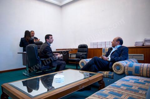 November 30, 2011: Moncef Marzouki with his staff and members of the CPR party. A day in Moncef Marzouki’s office at the National Assembly during the final crisis negotiations with Ennahdha to form the coalition government. Points of contention centered on the Assembly’s rules of procedure, the roadmap, and the mini-constitution to govern the functioning of the state during this transitional year. Moncef Marzouki, presented as President of the Republic, rejects Ennahdha’s proposals: “I will never accept a figurehead presidency. I will opt for a presidency with real powers within the framework of a system that will grant the three presidencies the role they deserve in managing the delicate phase the country is entering,” stated Moncef Marzouki, Secretary-General of the Congress for the Republic (CPR), Moncef Marzouki, stated on Wednesday on the party’s official Facebook page.