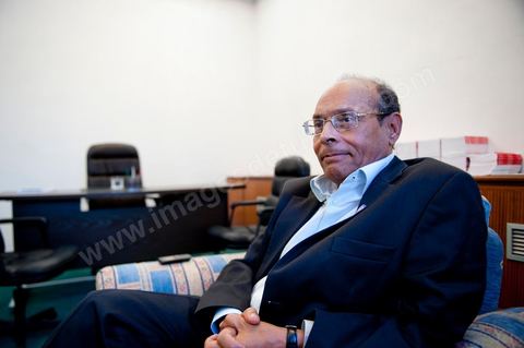 November 30, 2011: A day in Moncef Marzouki’s office at the National Assembly during the final crisis negotiations with Ennahdha to form a coalition government. The points of contention centered on the Assembly’s rules of procedure, as well as the roadmap and the “mini-constitution” intended to govern the functioning of the state during this transitional year. Moncef Marzouki, presented as President of the Republic, rejected Ennahdha’s proposals: “I will never accept a figurehead presidency. I will opt for a presidency with real powers within the framework of a system that will grant the three presidencies the role they deserve in managing the delicate phase the country is entering,” stated Moncef Marzouki, Secretary-General of the Congress for the Republic (CPR), Moncef Marzouki, stated on Wednesday on the party’s official Facebook page.