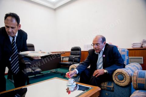 November 30, 2011: A day in Moncef Marzouki’s office at the National Assembly during the final crisis negotiations with Ennahdha to form a coalition government. The points of contention centered on the Assembly’s rules of procedure, as well as the roadmap and the “mini-constitution” intended to govern the functioning of the state during this transitional year. Moncef Marzouki, presented as President of the Republic, rejected Ennahdha’s proposals: “I will never accept a figurehead presidency. I will opt for a presidency with real powers within the framework of a system that will grant the three presidencies the role they deserve in managing the delicate phase the country is entering,” stated Moncef Marzouki, Secretary-General of the Congress for the Republic (CPR), Moncef Marzouki, stated on Wednesday on the party’s official Facebook page.