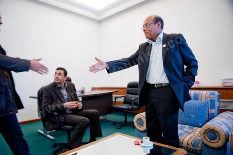 November 30, 2011: Meeting with members of the CPR’s Economic Committee to work on a new draft of the 2012 budget bill. A day in Moncef Marzouki’s office at the National Assembly during the final crisis negotiations with Ennahdha to form the coalition government. Points of contention centered on the Assembly’s rules of procedure, the roadmap, and the mini-constitution to govern the functioning of the state during this transitional year. Moncef Marzouki, presented as President of the Republic, rejects Ennahdha’s proposals: “I will never accept a figurehead presidency. I will opt for a presidency with real powers within the framework of a system that will grant the three presidencies the role they deserve in managing the delicate phase the country is entering,” stated Moncef Marzouki, Secretary-General of the Congress for the Republic (CPR), Moncef Marzouki, on the party’s official Facebook page on Wednesday.