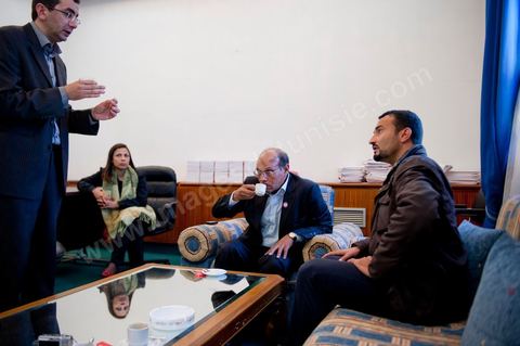 November 30, 2011: Meeting with members of the CPR’s Economic Committee to work on a new draft of the 2012 budget bill. A day in Moncef Marzouki’s office at the National Assembly during the final crisis negotiations with Ennahdha to form the coalition government. Points of contention centered on the Assembly’s rules of procedure, the roadmap, and the mini-constitution to govern the functioning of the state during this transitional year. Moncef Marzouki, presented as President of the Republic, rejects Ennahdha’s proposals: “I will never accept a figurehead presidency. I will opt for a presidency with real powers within the framework of a system that will grant the three presidencies the role they deserve in managing the delicate phase the country is entering,” stated Moncef Marzouki, Secretary-General of the Congress for the Republic (CPR), Moncef Marzouki, on the party’s official Facebook page on Wednesday.