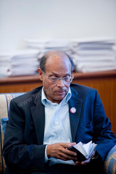 November 30, 2011: Meeting with members of the CPR’s Economic Committee to work on a new draft of the 2012 budget bill. A day in Moncef Marzouki’s office at the National Assembly during the final crisis negotiations with Ennahdha to form the coalition government. Points of contention centered on the Assembly’s rules of procedure, the roadmap, and the mini-constitution to govern the functioning of the state during this transitional year. Moncef Marzouki, presented as President of the Republic, rejects Ennahdha’s proposals: “I will never accept a figurehead presidency. I will opt for a presidency with real powers within the framework of a system that will grant the three presidencies the role they deserve in managing the delicate phase the country is entering,” stated Moncef Marzouki, Secretary-General of the Congress for the Republic (CPR), Moncef Marzouki, on the party’s official Facebook page on Wednesday.