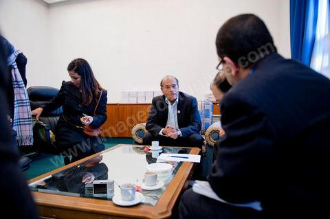 November 30, 2011: Meeting with members of the CPR’s Economic Committee to work on a new draft of the 2012 budget bill. A day in Moncef Marzouki’s office at the National Assembly during the final crisis negotiations with Ennahdha to form the coalition government. Points of contention centered on the Assembly’s rules of procedure, the roadmap, and the mini-constitution to govern the functioning of the state during this transitional year. Moncef Marzouki, presented as President of the Republic, rejects Ennahdha’s proposals: “I will never accept a figurehead presidency. I will opt for a presidency with real powers within the framework of a system that will grant the three presidencies the role they deserve in managing the delicate phase the country is entering,” stated Moncef Marzouki, Secretary-General of the Congress for the Republic (CPR), Moncef Marzouki, on the party’s official Facebook page on Wednesday.