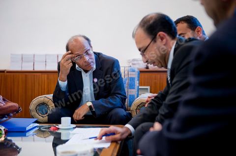November 30, 2011: Meeting with members of the CPR’s Economic Committee to work on a new draft of the 2012 budget bill. A day in Moncef Marzouki’s office at the National Assembly during the final crisis negotiations with Ennahdha to form the coalition government. Points of contention centered on the Assembly’s rules of procedure, the roadmap, and the mini-constitution to govern the functioning of the state during this transitional year. Moncef Marzouki, presented as President of the Republic, rejects Ennahdha’s proposals: “I will never accept a figurehead presidency. I will opt for a presidency with real powers within the framework of a system that will grant the three presidencies the role they deserve in managing the delicate phase the country is entering,” stated Moncef Marzouki, Secretary-General of the Congress for the Republic (CPR), Moncef Marzouki, on the party’s official Facebook page on Wednesday.