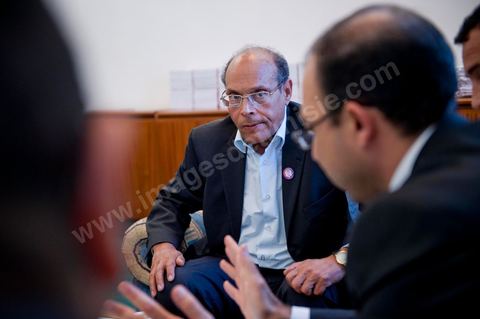 November 30, 2011: Meeting with members of the CPR’s Economic Committee to work on a new draft of the 2012 budget bill. A day in Moncef Marzouki’s office at the National Assembly during the final crisis negotiations with Ennahdha to form the coalition government. Points of contention centered on the Assembly’s rules of procedure, the roadmap, and the mini-constitution to govern the functioning of the state during this transitional year. Moncef Marzouki, presented as President of the Republic, rejects Ennahdha’s proposals: “I will never accept a figurehead presidency. I will opt for a presidency with real powers within the framework of a system that will grant the three presidencies the role they deserve in managing the delicate phase the country is entering,” stated Moncef Marzouki, Secretary-General of the Congress for the Republic (CPR), Moncef Marzouki, on the party’s official Facebook page on Wednesday.