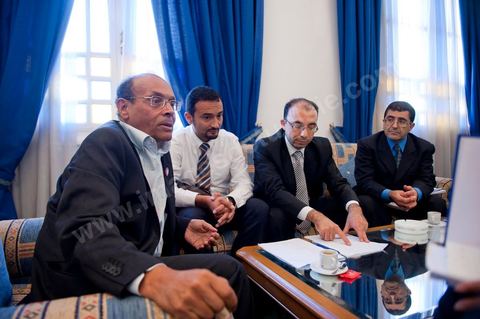 November 30, 2011: Meeting with members of the CPR’s Economic Committee to work on a new draft of the 2012 budget bill. A day in Moncef Marzouki’s office at the National Assembly during the final crisis negotiations with Ennahdha to form the coalition government. Points of contention centered on the Assembly’s rules of procedure, the roadmap, and the mini-constitution to govern the functioning of the state during this transitional year. Moncef Marzouki, presented as President of the Republic, rejects Ennahdha’s proposals: “I will never accept a figurehead presidency. I will opt for a presidency with real powers within the framework of a system that will grant the three presidencies the role they deserve in managing the delicate phase the country is entering,” stated Moncef Marzouki, Secretary-General of the Congress for the Republic (CPR), Moncef Marzouki, on the party’s official Facebook page on Wednesday.