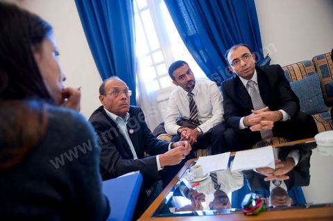 November 30, 2011: Meeting with members of the CPR’s Economic Committee to work on a new draft of the 2012 budget bill. A day in Moncef Marzouki’s office at the National Assembly during the final crisis negotiations with Ennahdha to form the coalition government. Points of contention centered on the Assembly’s rules of procedure, the roadmap, and the mini-constitution to govern the functioning of the state during this transitional year. Moncef Marzouki, presented as President of the Republic, rejects Ennahdha’s proposals: “I will never accept a figurehead presidency. I will opt for a presidency with real powers within the framework of a system that will grant the three presidencies the role they deserve in managing the delicate phase the country is entering,” stated Moncef Marzouki, Secretary-General of the Congress for the Republic (CPR), Moncef Marzouki, on the party’s official Facebook page on Wednesday.