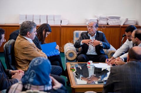 November 30, 2011: Meeting with members of the CPR’s Economic Committee to work on a new draft of the 2012 budget bill. A day in Moncef Marzouki’s office at the National Assembly during the final crisis negotiations with Ennahdha to form the coalition government. Points of contention centered on the Assembly’s rules of procedure, the roadmap, and the mini-constitution to govern the functioning of the state during this transitional year. Moncef Marzouki, presented as President of the Republic, rejects Ennahdha’s proposals: “I will never accept a figurehead presidency. I will opt for a presidency with real powers within the framework of a system that will grant the three presidencies the role they deserve in managing the delicate phase the country is entering,” stated Moncef Marzouki, Secretary-General of the Congress for the Republic (CPR), Moncef Marzouki, on the party’s official Facebook page on Wednesday.