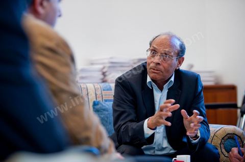 November 30, 2011: Meeting with members of the CPR’s Economic Committee to work on a new draft of the 2012 budget bill. A day in Moncef Marzouki’s office at the National Assembly during the final crisis negotiations with Ennahdha to form the coalition government. Points of contention centered on the Assembly’s rules of procedure, the roadmap, and the mini-constitution to govern the functioning of the state during this transitional year. Moncef Marzouki, presented as President of the Republic, rejects Ennahdha’s proposals: “I will never accept a figurehead presidency. I will opt for a presidency with real powers within the framework of a system that will grant the three presidencies the role they deserve in managing the delicate phase the country is entering,” stated Moncef Marzouki, Secretary-General of the Congress for the Republic (CPR), Moncef Marzouki, on the party’s official Facebook page on Wednesday.