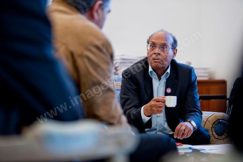 November 30, 2011: Meeting with members of the CPR’s Economic Committee to work on a new draft of the 2012 budget bill. A day in Moncef Marzouki’s office at the National Assembly during the final crisis negotiations with Ennahdha to form the coalition government. Points of contention centered on the Assembly’s rules of procedure, the roadmap, and the mini-constitution to govern the functioning of the state during this transitional year. Moncef Marzouki, presented as President of the Republic, rejects Ennahdha’s proposals: “I will never accept a figurehead presidency. I will opt for a presidency with real powers within the framework of a system that will grant the three presidencies the role they deserve in managing the delicate phase the country is entering,” stated Moncef Marzouki, Secretary-General of the Congress for the Republic (CPR), Moncef Marzouki, on the party’s official Facebook page on Wednesday.