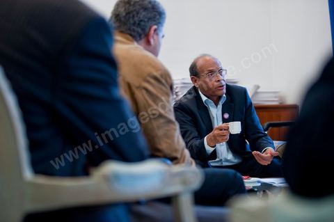November 30, 2011: Meeting with members of the CPR’s Economic Committee to work on a new draft of the 2012 budget bill. A day in Moncef Marzouki’s office at the National Assembly during the final crisis negotiations with Ennahdha to form the coalition government. Points of contention centered on the Assembly’s rules of procedure, the roadmap, and the mini-constitution to govern the functioning of the state during this transitional year. Moncef Marzouki, presented as President of the Republic, rejects Ennahdha’s proposals: “I will never accept a figurehead presidency. I will opt for a presidency with real powers within the framework of a system that will grant the three presidencies the role they deserve in managing the delicate phase the country is entering,” stated Moncef Marzouki, Secretary-General of the Congress for the Republic (CPR), Moncef Marzouki, on the party’s official Facebook page on Wednesday.