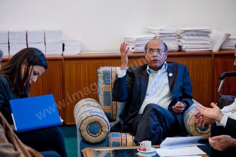 November 30, 2011: Meeting with members of the CPR’s Economic Committee to work on a new draft of the 2012 budget bill. A day in Moncef Marzouki’s office at the National Assembly during the final crisis negotiations with Ennahdha to form the coalition government. Points of contention centered on the Assembly’s rules of procedure, the roadmap, and the mini-constitution to govern the functioning of the state during this transitional year. Moncef Marzouki, presented as President of the Republic, rejects Ennahdha’s proposals: “I will never accept a figurehead presidency. I will opt for a presidency with real powers within the framework of a system that will grant the three presidencies the role they deserve in managing the delicate phase the country is entering,” stated Moncef Marzouki, Secretary-General of the Congress for the Republic (CPR), Moncef Marzouki, on the party’s official Facebook page on Wednesday.