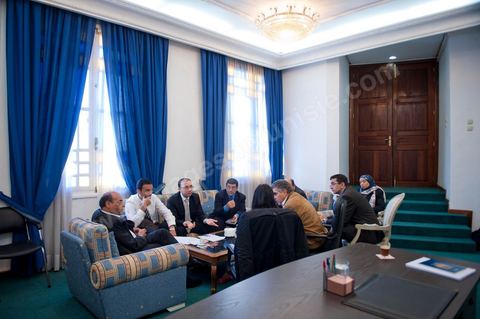 November 30, 2011: Meeting with members of the CPR’s Economic Committee to work on a new draft of the 2012 budget bill. A day in Moncef Marzouki’s office at the National Assembly during the final crisis negotiations with Ennahdha to form the coalition government. Points of contention centered on the Assembly’s rules of procedure, the roadmap, and the mini-constitution to govern the functioning of the state during this transitional year. Moncef Marzouki, presented as President of the Republic, rejects Ennahdha’s proposals: “I will never accept a figurehead presidency. I will opt for a presidency with real powers within the framework of a system that will grant the three presidencies the role they deserve in managing the delicate phase the country is entering,” stated Moncef Marzouki, Secretary-General of the Congress for the Republic (CPR), Moncef Marzouki, on the party’s official Facebook page on Wednesday.