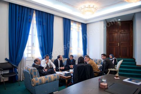 November 30, 2011: Meeting with members of the CPR’s Economic Committee to work on a new draft of the 2012 budget bill. A day in Moncef Marzouki’s office at the National Assembly during the final crisis negotiations with Ennahdha to form the coalition government. Points of contention centered on the Assembly’s rules of procedure, the roadmap, and the mini-constitution to govern the functioning of the state during this transitional year. Moncef Marzouki, presented as President of the Republic, rejects Ennahdha’s proposals: “I will never accept a figurehead presidency. I will opt for a presidency with real powers within the framework of a system that will grant the three presidencies the role they deserve in managing the delicate phase the country is entering,” stated Moncef Marzouki, Secretary-General of the Congress for the Republic (CPR), Moncef Marzouki, on the party’s official Facebook page on Wednesday.
