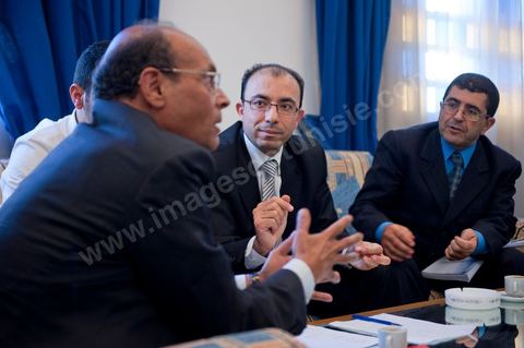 November 30, 2011: Meeting with members of the CPR’s Economic Committee to work on a new draft of the 2012 budget bill. A day in Moncef Marzouki’s office at the National Assembly during the final crisis negotiations with Ennahdha to form the coalition government. Points of contention centered on the Assembly’s rules of procedure, the roadmap, and the mini-constitution to govern the functioning of the state during this transitional year. Moncef Marzouki, presented as President of the Republic, rejects Ennahdha’s proposals: “I will never accept a figurehead presidency. I will opt for a presidency with real powers within the framework of a system that will grant the three presidencies the role they deserve in managing the delicate phase the country is entering,” stated Moncef Marzouki, Secretary-General of the Congress for the Republic (CPR), Moncef Marzouki, on the party’s official Facebook page on Wednesday.