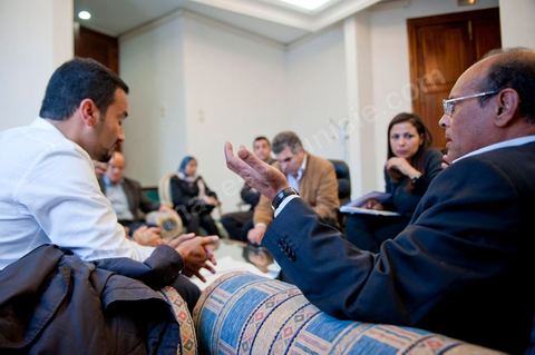 November 30, 2011: Meeting with members of the CPR’s Economic Committee to work on a new draft of the 2012 budget bill. A day in Moncef Marzouki’s office at the National Assembly during the final crisis negotiations with Ennahdha to form the coalition government. Points of contention centered on the Assembly’s rules of procedure, the roadmap, and the mini-constitution to govern the functioning of the state during this transitional year. Moncef Marzouki, presented as President of the Republic, rejects Ennahdha’s proposals: “I will never accept a figurehead presidency. I will opt for a presidency with real powers within the framework of a system that will grant the three presidencies the role they deserve in managing the delicate phase the country is entering,” stated Moncef Marzouki, Secretary-General of the Congress for the Republic (CPR), Moncef Marzouki, on the party’s official Facebook page on Wednesday.