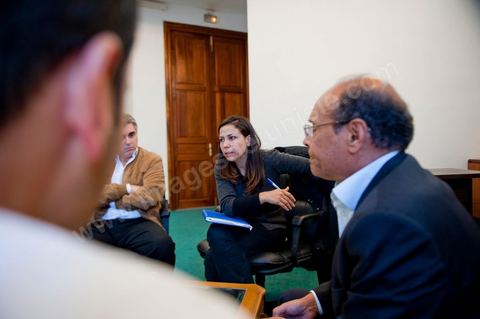November 30, 2011: Meeting with members of the CPR’s Economic Committee to work on a new draft of the 2012 budget bill. A day in Moncef Marzouki’s office at the National Assembly during the final crisis negotiations with Ennahdha to form the coalition government. Points of contention centered on the Assembly’s rules of procedure, the roadmap, and the mini-constitution to govern the functioning of the state during this transitional year. Moncef Marzouki, presented as President of the Republic, rejects Ennahdha’s proposals: “I will never accept a figurehead presidency. I will opt for a presidency with real powers within the framework of a system that will grant the three presidencies the role they deserve in managing the delicate phase the country is entering,” stated Moncef Marzouki, Secretary-General of the Congress for the Republic (CPR), Moncef Marzouki, on the party’s official Facebook page on Wednesday.