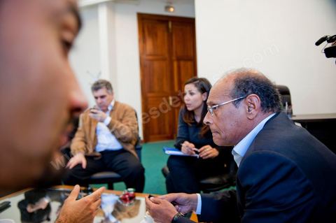 November 30, 2011: Meeting with members of the CPR’s Economic Committee to work on a new draft of the 2012 budget bill. A day in Moncef Marzouki’s office at the National Assembly during the final crisis negotiations with Ennahdha to form the coalition government. Points of contention centered on the Assembly’s rules of procedure, the roadmap, and the mini-constitution to govern the functioning of the state during this transitional year. Moncef Marzouki, presented as President of the Republic, rejects Ennahdha’s proposals: “I will never accept a figurehead presidency. I will opt for a presidency with real powers within the framework of a system that will grant the three presidencies the role they deserve in managing the delicate phase the country is entering,” stated Moncef Marzouki, Secretary-General of the Congress for the Republic (CPR), Moncef Marzouki, on the party’s official Facebook page on Wednesday.