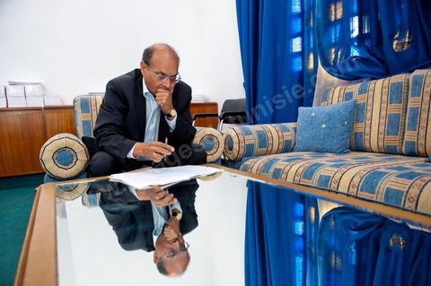 30 novembre 2011 : une journée dans le bureau de Moncef Marzouki à l'assemblée nationale lors des dernières tractactions de crise avec Ennahdha pour la mise ne place du gouvenrment de coalition. Les points de tension portent sur le réglement intérieur de l'assemblée et la feuille de route et la mini constitution pour régir le fonctionnement de l'état pour pour cette année de transition. Moncef Marzouki, présenti comme Président de la République refuse les porpositions d'Ennahdha : «Je n'accepterai jamais une présidence fictive. J'opterai pour une présidence avec des prérogatives réelles dans le cadre d'un régime qui confèrera aux trois présidences le rôle qui leur sied dans la gestion de la phase délicate dans laquelle s'engage le pays », a affirmé, mercredi, le Secrétaire général du Congrès pour la République (CPR) Moncef Marzouki dans la page officielle du parti sur Facebook.