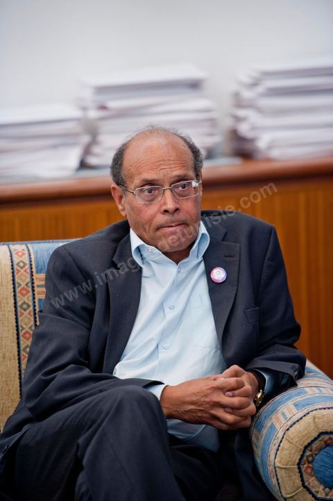 30 novembre 2011 : une journée dans le bureau de Moncef Marzouki à l'assemblée nationale lors des dernières tractactions de crise avec Ennahdha pour la mise ne place du gouvenrment de coalition. Les points de tension portent sur le réglement intérieur de l'assemblée et la feuille de route et la mini constitution pour régir le fonctionnement de l'état pour pour cette année de transition. Moncef Marzouki, présenti comme Président de la République refuse les porpositions d'Ennahdha : «Je n'accepterai jamais une présidence fictive. J'opterai pour une présidence avec des prérogatives réelles dans le cadre d'un régime qui confèrera aux trois présidences le rôle qui leur sied dans la gestion de la phase délicate dans laquelle s'engage le pays », a affirmé, mercredi, le Secrétaire général du Congrès pour la République (CPR) Moncef Marzouki dans la page officielle du parti sur Facebook.
