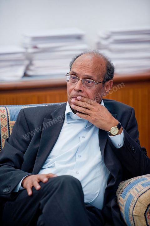 30 novembre 2011 : une journée dans le bureau de Moncef Marzouki à l'assemblée nationale lors des dernières tractactions de crise avec Ennahdha pour la mise ne place du gouvenrment de coalition. Les points de tension portent sur le réglement intérieur de l'assemblée et la feuille de route et la mini constitution pour régir le fonctionnement de l'état pour pour cette année de transition. Moncef Marzouki, présenti comme Président de la République refuse les porpositions d'Ennahdha : «Je n'accepterai jamais une présidence fictive. J'opterai pour une présidence avec des prérogatives réelles dans le cadre d'un régime qui confèrera aux trois présidences le rôle qui leur sied dans la gestion de la phase délicate dans laquelle s'engage le pays », a affirmé, mercredi, le Secrétaire général du Congrès pour la République (CPR) Moncef Marzouki dans la page officielle du parti sur Facebook.