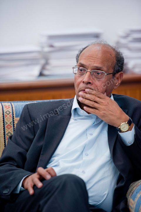 30 novembre 2011 : une journée dans le bureau de Moncef Marzouki à l'assemblée nationale lors des dernières tractactions de crise avec Ennahdha pour la mise ne place du gouvenrment de coalition. Les points de tension portent sur le réglement intérieur de l'assemblée et la feuille de route et la mini constitution pour régir le fonctionnement de l'état pour pour cette année de transition. Moncef Marzouki, présenti comme Président de la République refuse les porpositions d'Ennahdha : «Je n'accepterai jamais une présidence fictive. J'opterai pour une présidence avec des prérogatives réelles dans le cadre d'un régime qui confèrera aux trois présidences le rôle qui leur sied dans la gestion de la phase délicate dans laquelle s'engage le pays », a affirmé, mercredi, le Secrétaire général du Congrès pour la République (CPR) Moncef Marzouki dans la page officielle du parti sur Facebook.