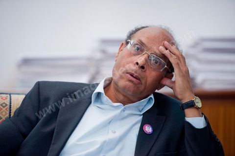 30 novembre 2011 : une journée dans le bureau de Moncef Marzouki à l'assemblée nationale lors des dernières tractactions de crise avec Ennahdha pour la mise ne place du gouvenrment de coalition. Les points de tension portent sur le réglement intérieur de l'assemblée et la feuille de route et la mini constitution pour régir le fonctionnement de l'état pour pour cette année de transition. Moncef Marzouki, présenti comme Président de la République refuse les porpositions d'Ennahdha : «Je n'accepterai jamais une présidence fictive. J'opterai pour une présidence avec des prérogatives réelles dans le cadre d'un régime qui confèrera aux trois présidences le rôle qui leur sied dans la gestion de la phase délicate dans laquelle s'engage le pays », a affirmé, mercredi, le Secrétaire général du Congrès pour la République (CPR) Moncef Marzouki dans la page officielle du parti sur Facebook.