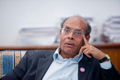 30 novembre 2011 : une journée dans le bureau de Moncef Marzouki à l'assemblée nationale lors des dernières tractactions de crise avec Ennahdha pour la mise ne place du gouvenrment de coalition. Les points de tension portent sur le réglement intérieur de l'assemblée et la feuille de route et la mini constitution pour régir le fonctionnement de l'état pour pour cette année de transition. Moncef Marzouki, présenti comme Président de la République refuse les porpositions d'Ennahdha : «Je n'accepterai jamais une présidence fictive. J'opterai pour une présidence avec des prérogatives réelles dans le cadre d'un régime qui confèrera aux trois présidences le rôle qui leur sied dans la gestion de la phase délicate dans laquelle s'engage le pays », a affirmé, mercredi, le Secrétaire général du Congrès pour la République (CPR) Moncef Marzouki dans la page officielle du parti sur Facebook.