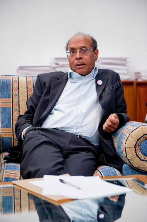 30 novembre 2011 : une journée dans le bureau de Moncef Marzouki à l'assemblée nationale lors des dernières tractactions de crise avec Ennahdha pour la mise ne place du gouvenrment de coalition. Les points de tension portent sur le réglement intérieur de l'assemblée et la feuille de route et la mini constitution pour régir le fonctionnement de l'état pour pour cette année de transition. Moncef Marzouki, présenti comme Président de la République refuse les porpositions d'Ennahdha : «Je n'accepterai jamais une présidence fictive. J'opterai pour une présidence avec des prérogatives réelles dans le cadre d'un régime qui confèrera aux trois présidences le rôle qui leur sied dans la gestion de la phase délicate dans laquelle s'engage le pays », a affirmé, mercredi, le Secrétaire général du Congrès pour la République (CPR) Moncef Marzouki dans la page officielle du parti sur Facebook.